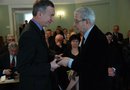 J. Koszewski odbiera medal w imieniu zmarłego ojca Mariana