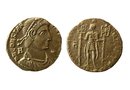 Miedziana moneta rzymska (centenionalis), z IV w. n.e., z wizerunkiem cesarza Konstancjusza II (317-361) na awersie i chrystogramem XP na rewersie; identyczna ze znaleziskiem pochodzącym z Łęk Wielkich. 
